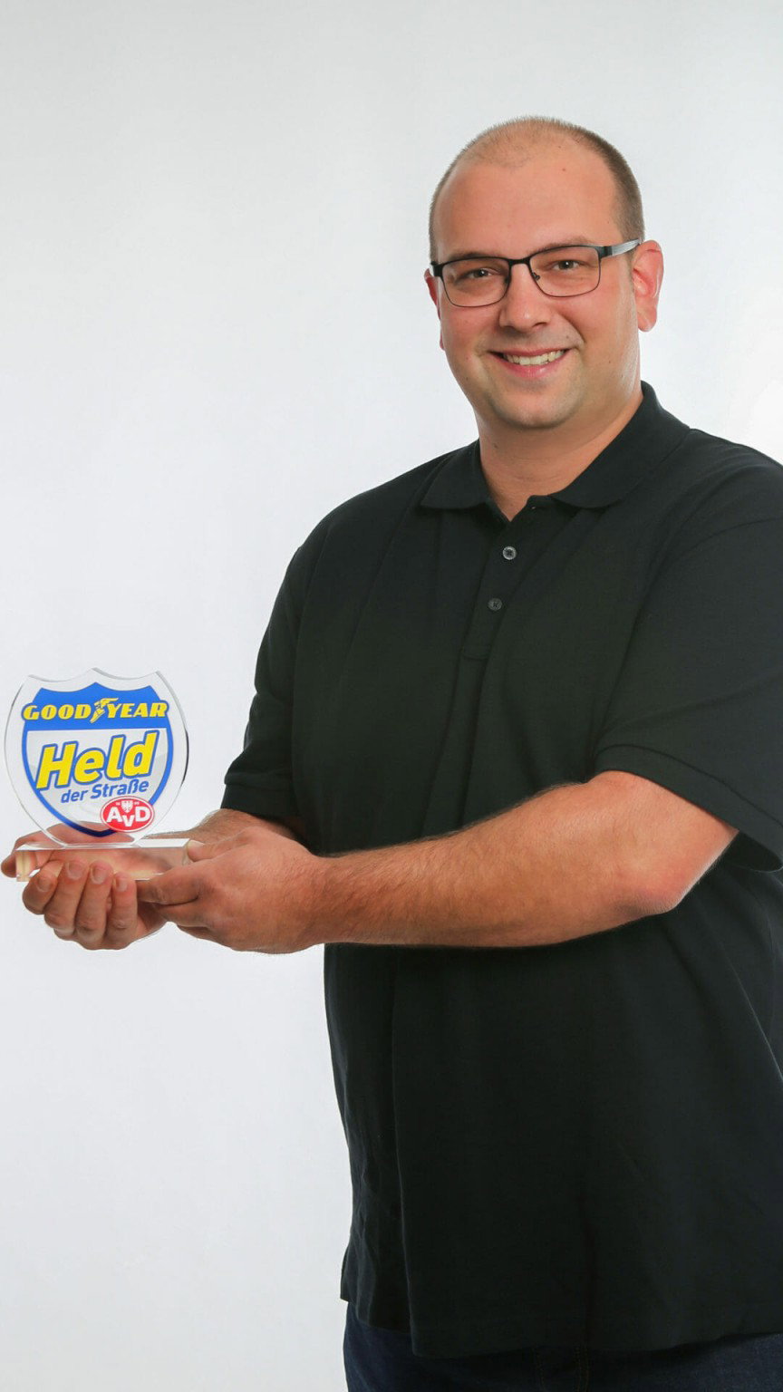 Held der Straße – Motorradfahrer aus Gebüsch gerettet cropped Held der Straße