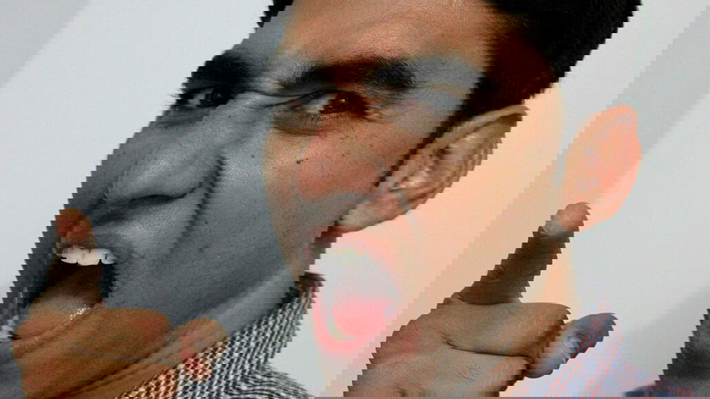 Fußgänger bringt zwei Motorradfahrer zu Fall cropped angry man 274175