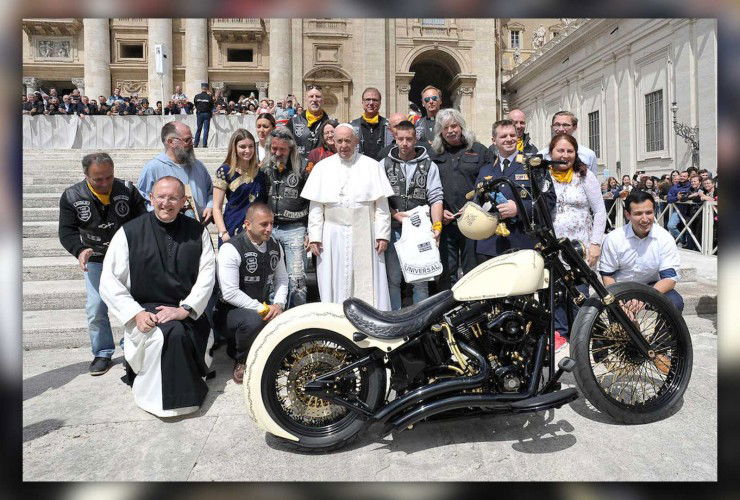 Harley Davidson von Papst wird versteigert 57 papal harley white unique