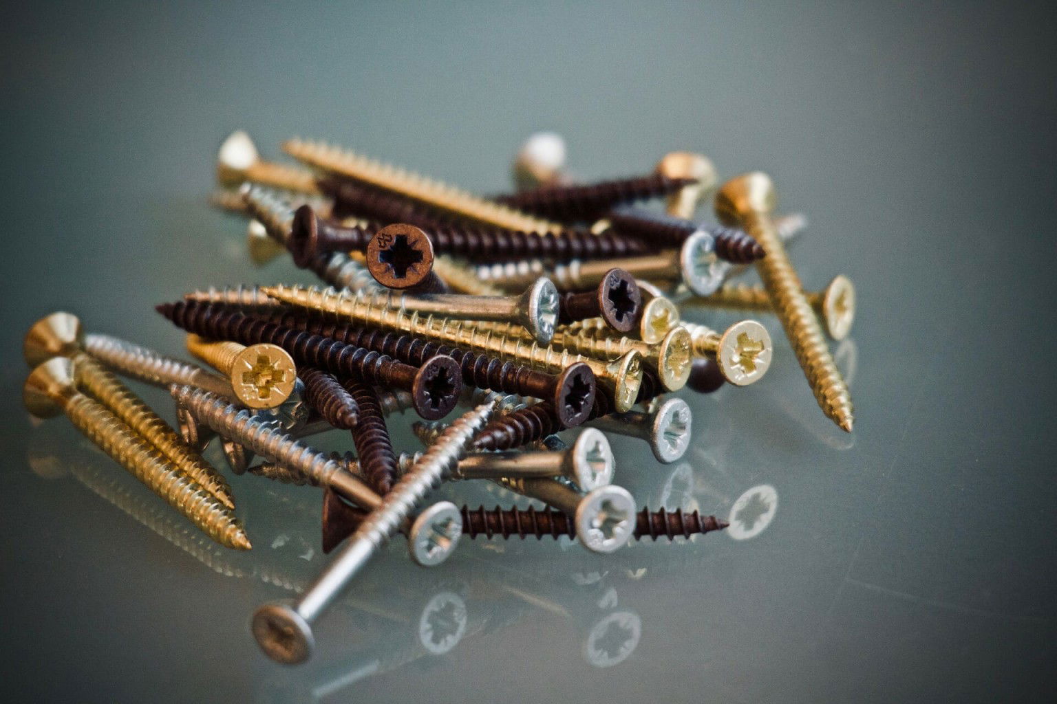 Unbekannter wirft regelmäßig Schrauben auf die Straße Schrauben