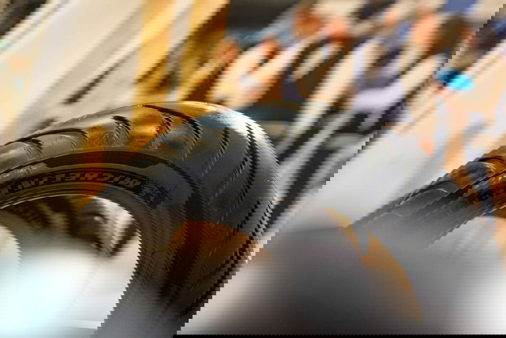 Neu entwickelter Cruiserreifen: Michelin Comander III 32 191129 P2R MI PIC Commander III Velvet Flank02