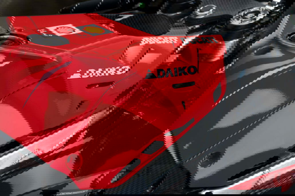 Desmosedici GP details 11 UC143606 High