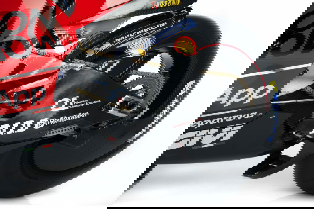 Desmosedici GP details 4 UC143596 High