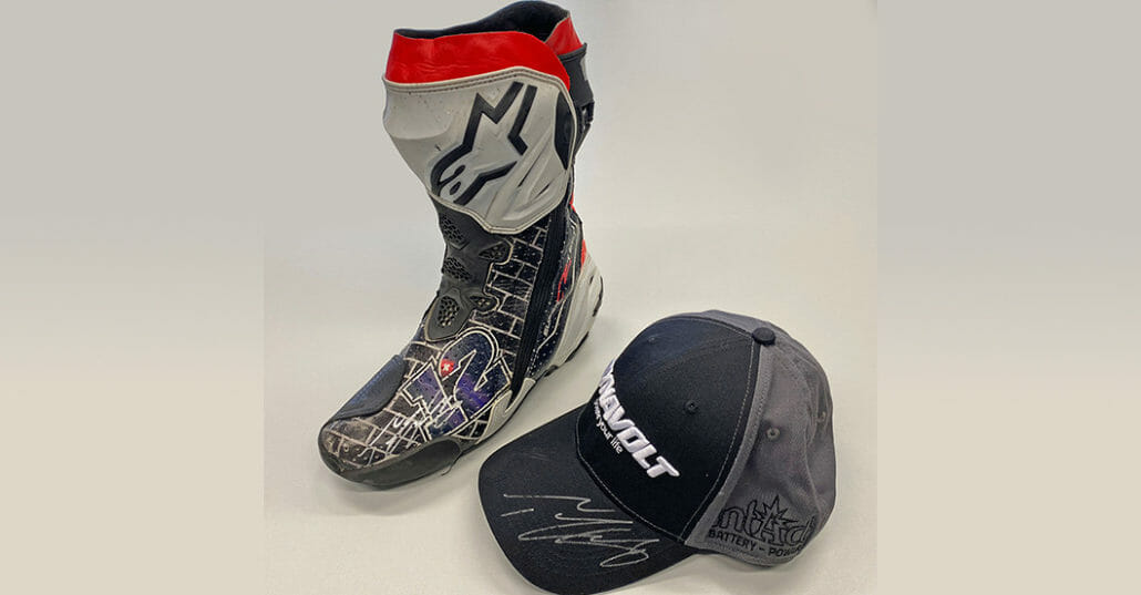 Versteigerung von Tom Lüthis Rennstiefel und Cap 28 Rennstiefel Cap Luethi reference 1