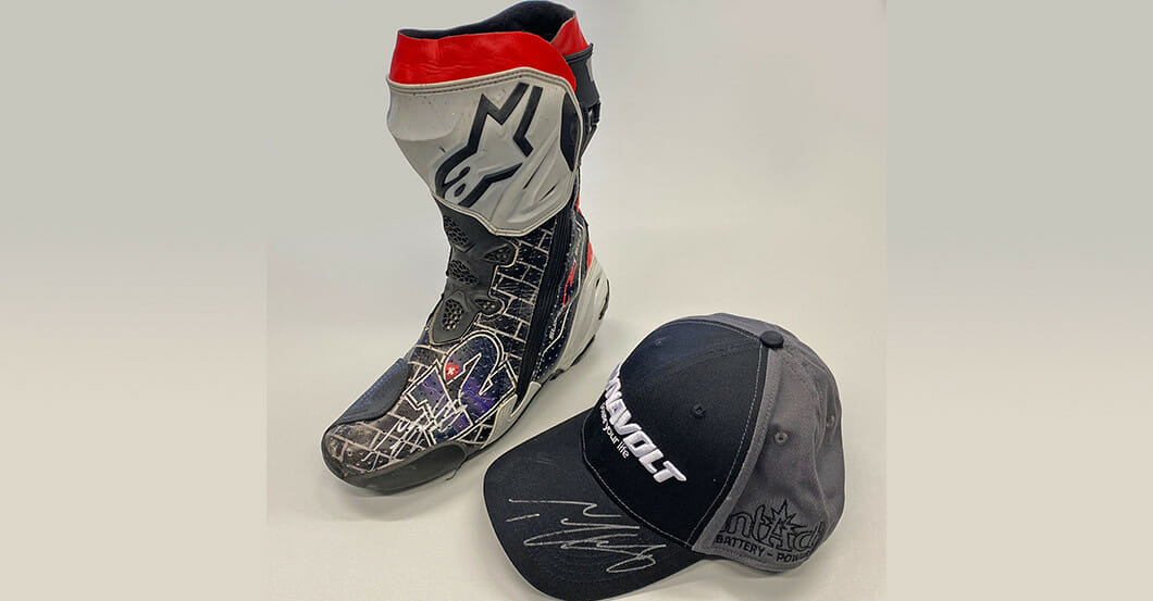 Versteigerung von Tom Lüthis Rennstiefel und Cap 25 Rennstiefel Cap Luethi reference 1