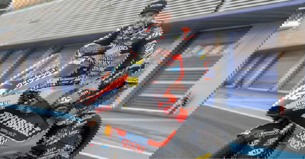 Versteigerung von Tom Lüthis Rennstiefel und Cap 29 Rennstiefel Cap Luethi reference