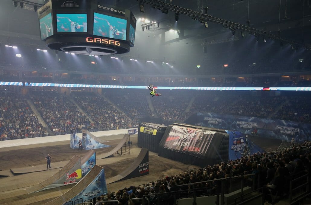 Weltpremiere und spektakuläre Tricks - Team World siegt an Tag 1 der NIGHT of the JUMPs Berlin 29 Josh Sheehan Whip Contest 1M8A9203 m