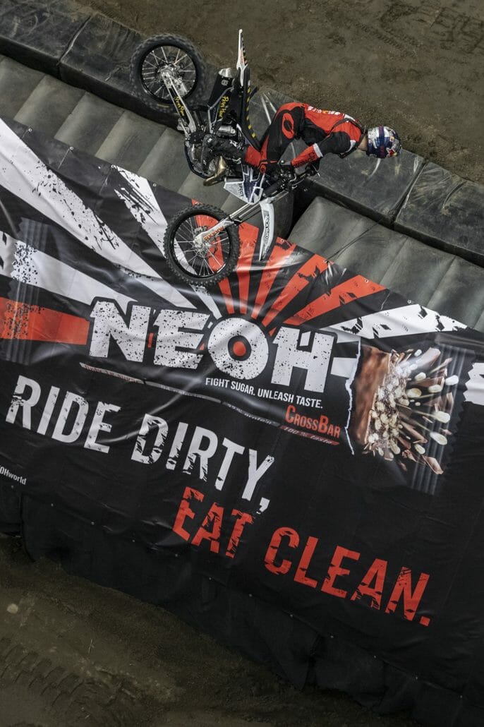 Weltpremiere und spektakuläre Tricks - Team World siegt an Tag 1 der NIGHT of the JUMPs Berlin 31 NOTJ Luc Ackermann 210220 DCD3556 m