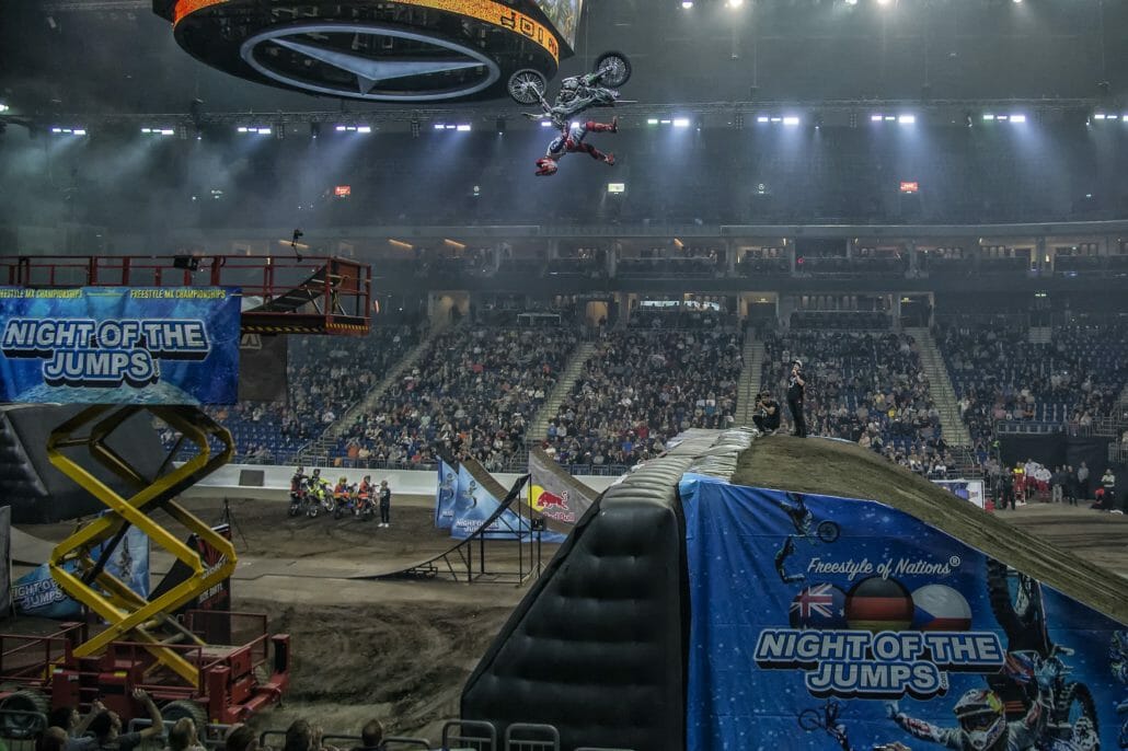 Weltpremiere und spektakuläre Tricks - Team World siegt an Tag 1 der NIGHT of the JUMPs Berlin 32 NOTJ Marc Pinyol 210220 DSC3928 m