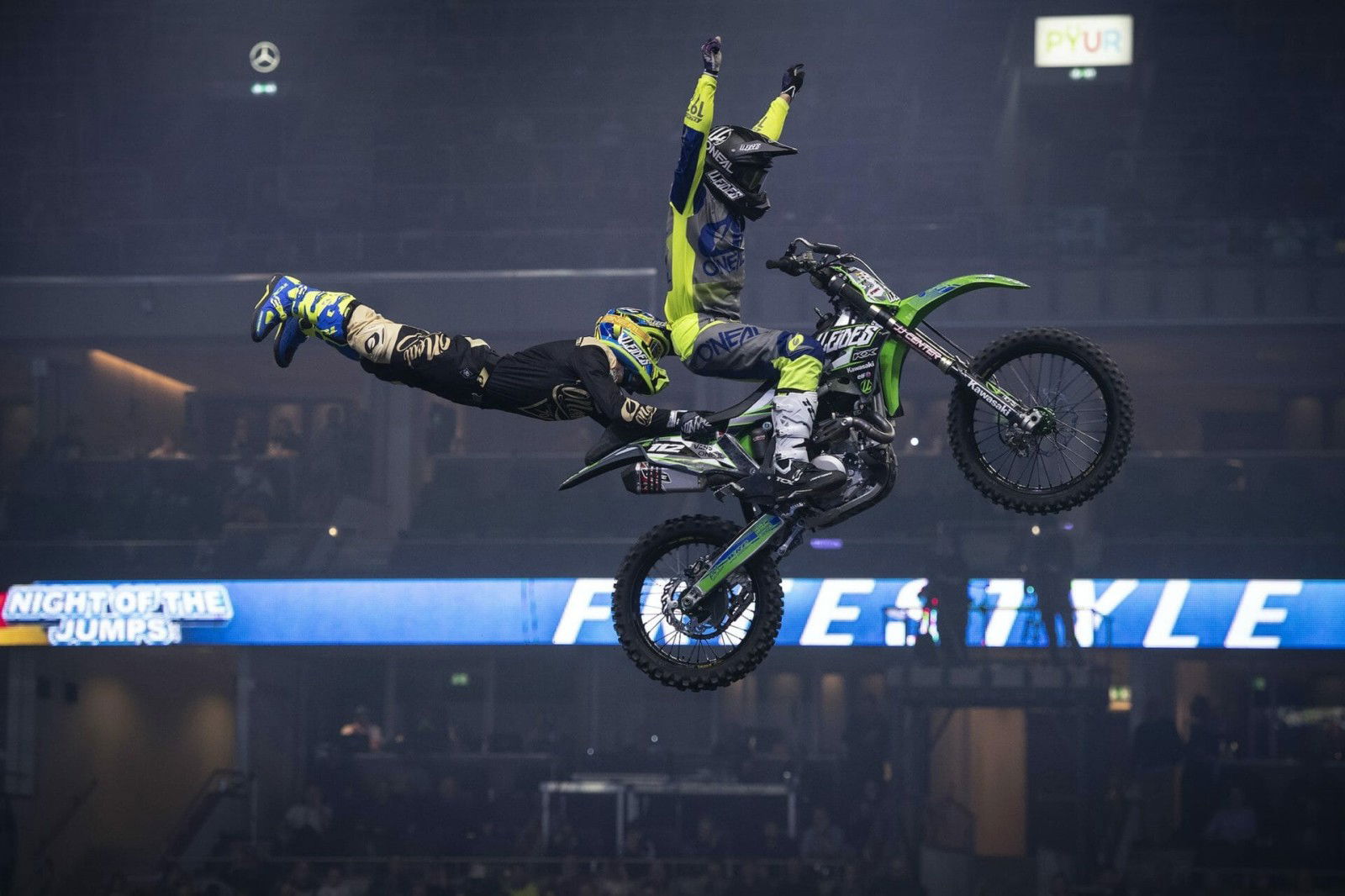 Weltpremiere und spektakuläre Tricks - Team World siegt an Tag 1 der NIGHT of the JUMPs Berlin 25 NOTJ Navas Florensa 210220 DCD5078 m