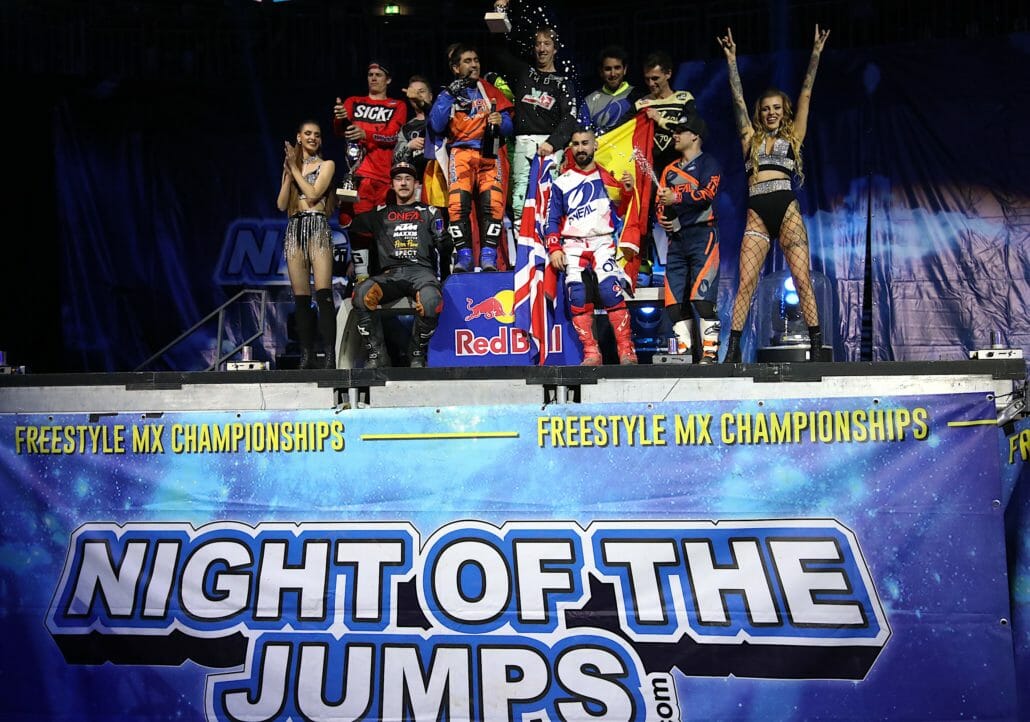 Weltpremiere und spektakuläre Tricks - Team World siegt an Tag 1 der NIGHT of the JUMPs Berlin 34 Team Germany Team World Team Spain 1M8A9673 m