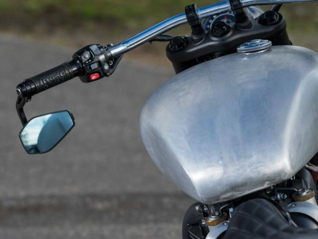 Gigantischer Benzintank b Bigger Bobber Triumph Bobber 300dpi