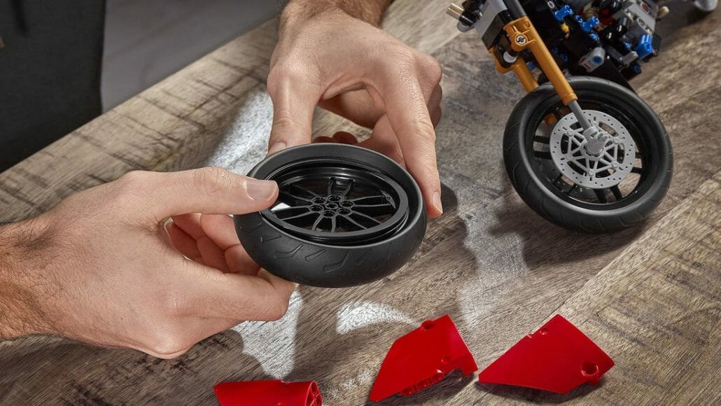 Ducati Panigale V4 R from Lego 3 Lego Ducati Panigale V4 R MOTORCYCLE NEWS APP MOTORRAD NACHRICHTEN APP MotorcyclesNews 3