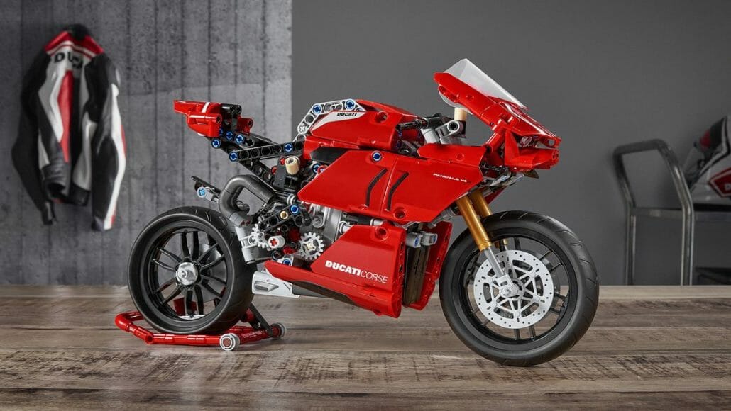 Ducati Panigale V4 R from Lego 7 Lego Ducati Panigale V4 R MOTORCYCLE NEWS APP MOTORRAD NACHRICHTEN APP MotorcyclesNews 7