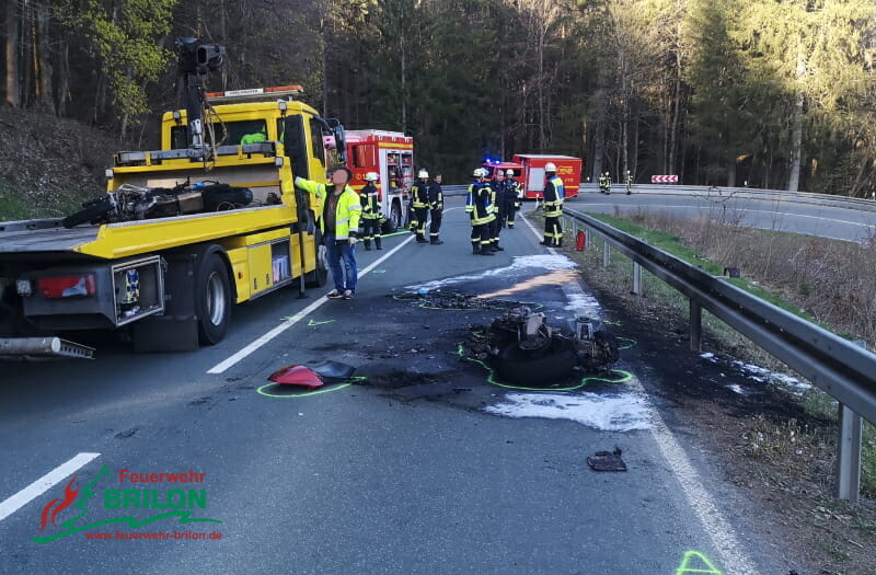 Frontalzusammenstoß – Motorräder brennen aus VU Krad L 870 1