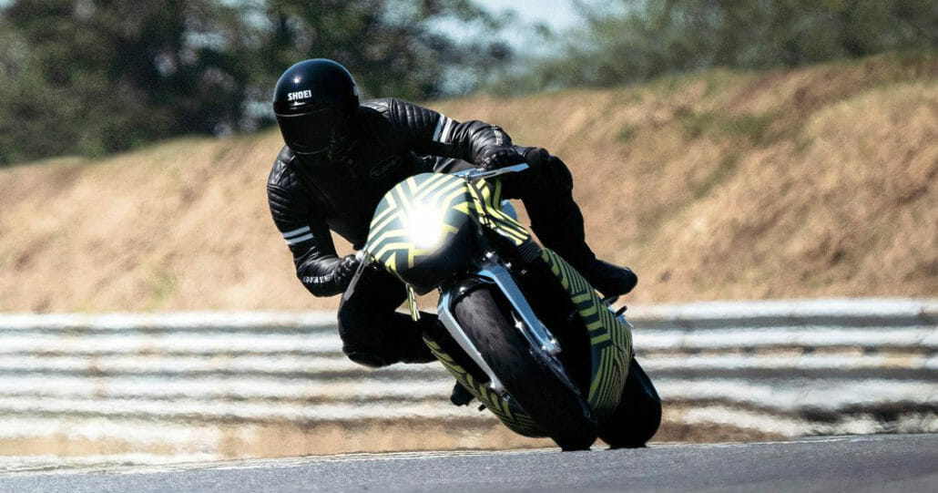 Aston Martin AMB 001 auf der Rennstrecke getestet Aston Martin AMB 001 2