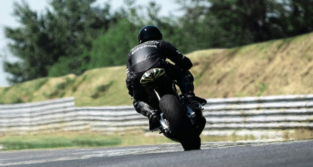 Aston Martin AMB 001 auf der Rennstrecke getestet 3 Aston Martin AMB 001 3