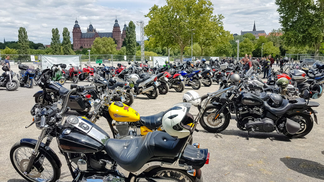 Über 1.000 Biker demonstrieren gegen ein Sonntagsfahrverbot 8 CurveWriter 08