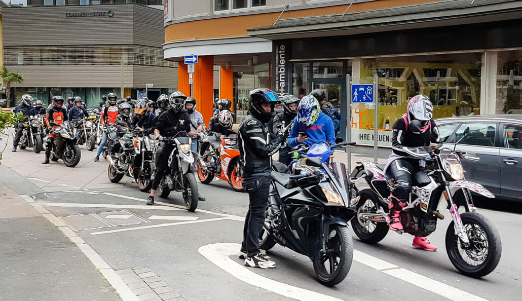 Über 1.000 Biker demonstrieren gegen ein Sonntagsfahrverbot 12 CurveWriter 12