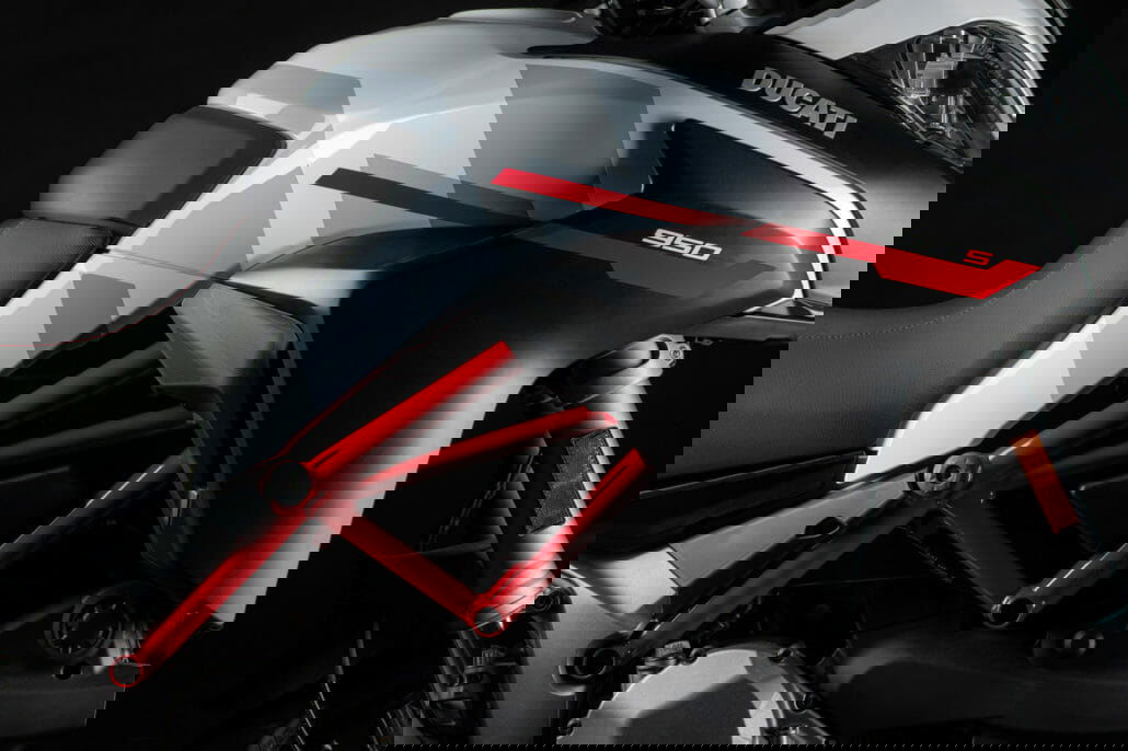 Neue Lackierung für die Ducati Multistrada 950 S 9 DUCATI MULTISRADA950S GPWHITE STUDIO 13 UC176580 High