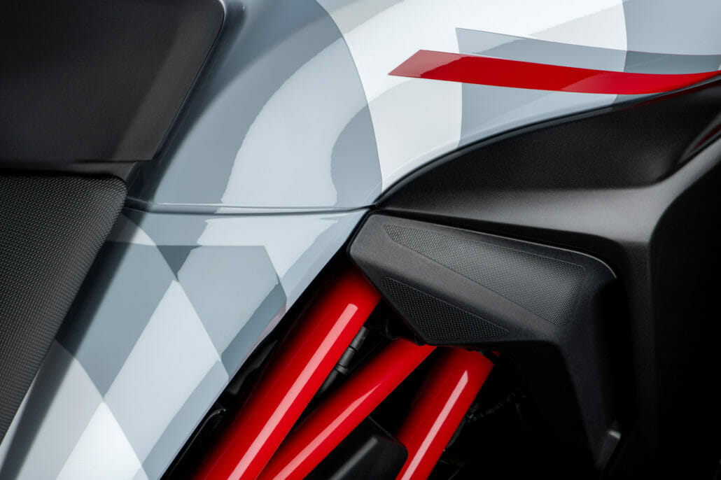 Neue Lackierung für die Ducati Multistrada 950 S 14 DUCATI MULTISRADA950S GPWHITE STUDIO 25 UC176565 High