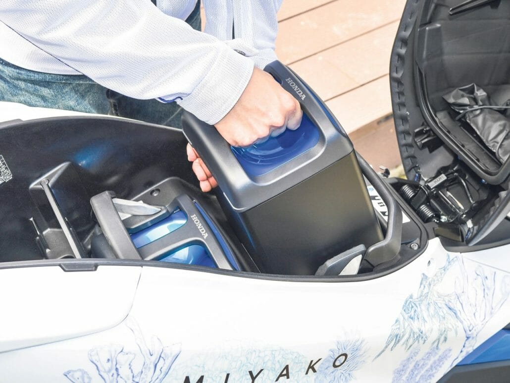 The four major Japanese manufacturers are working together on the electrical future 1 Honda Swappable Battery 1