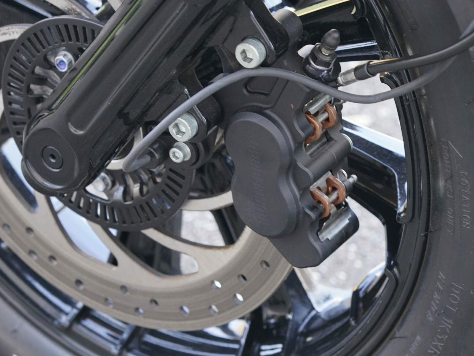 4-Kolben Bremssattel für Indian Scout Modelle 25 WK Indian Scout Bobber Bremszange 300dpi