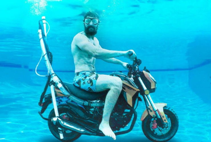 Can a motorcycle ride under water? 45 Motorrad unter Wasser