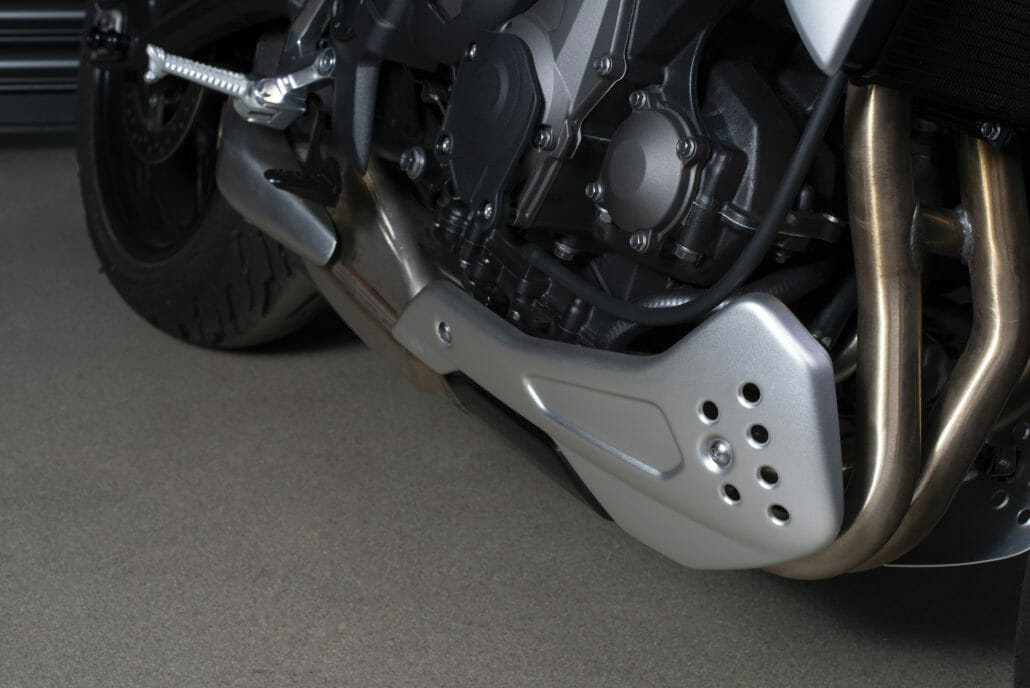 TRIUMPH Trident 660 vorgestellt – alle Daten und Infos 10 Trident Accessory Belly Pan Front