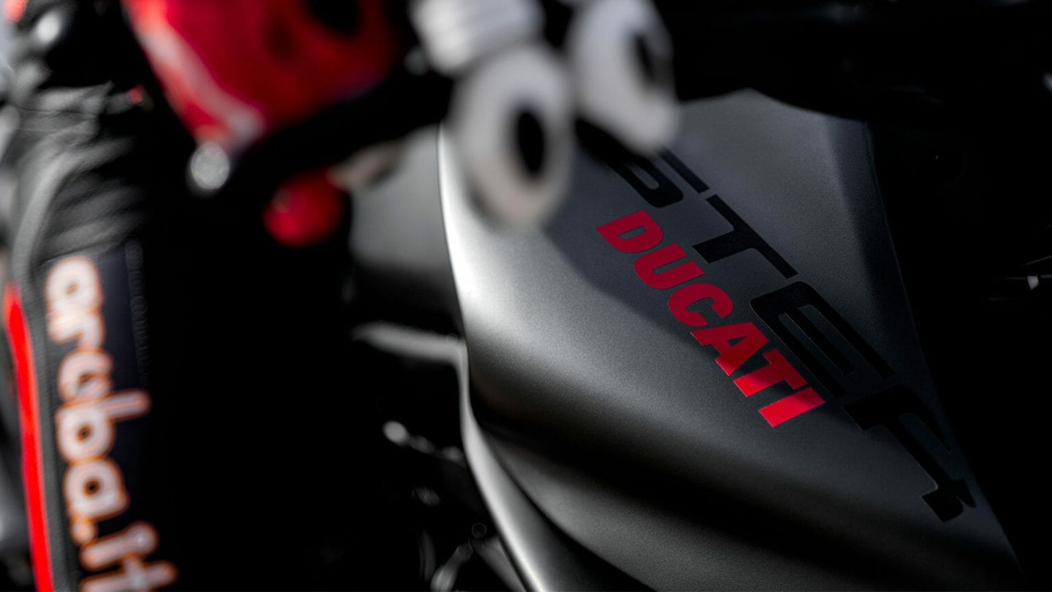 Neue Ducati Monster kommt EnRvnu6XUAAXUZD