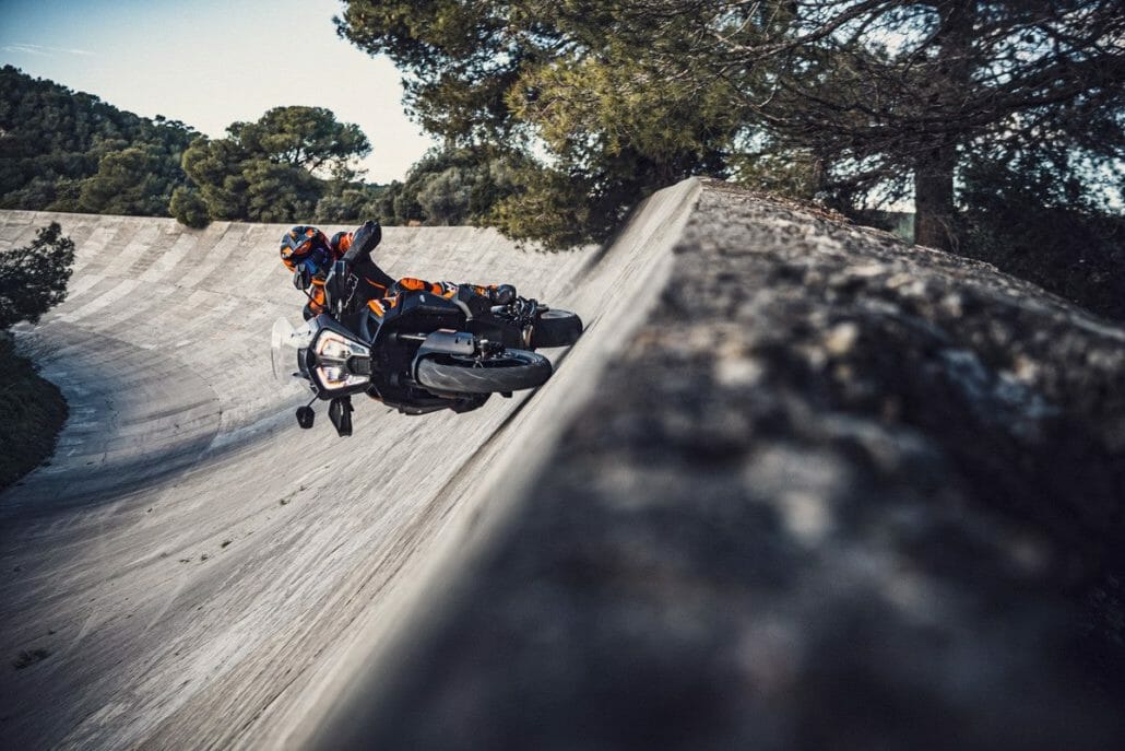 NEW - KTM 1290 Super Adventure S - 2021 2 KTM 1290 SUPER ADVENTURE S Action 2