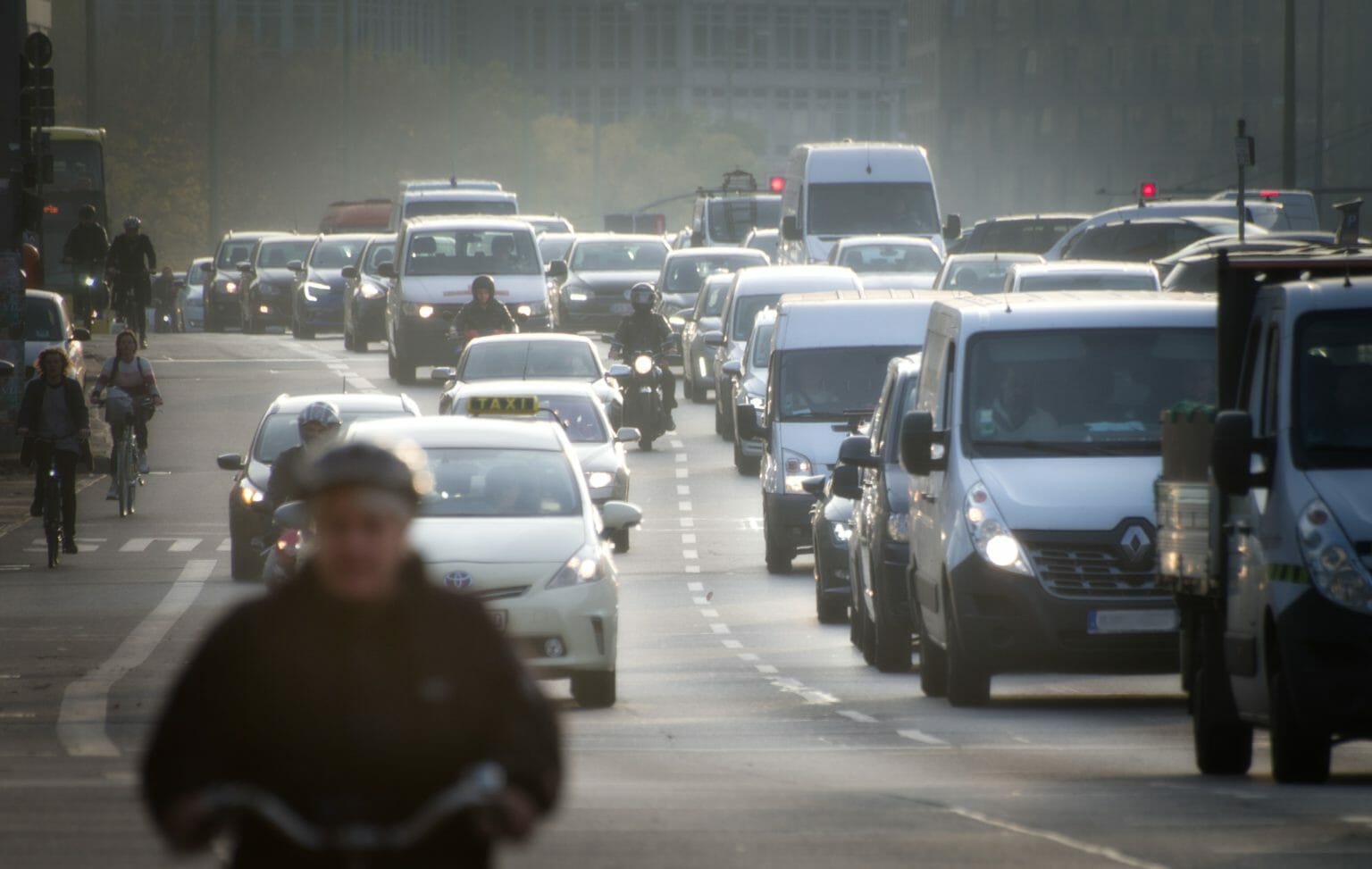 Lane Splitting Experiment in France driving ban 3806936