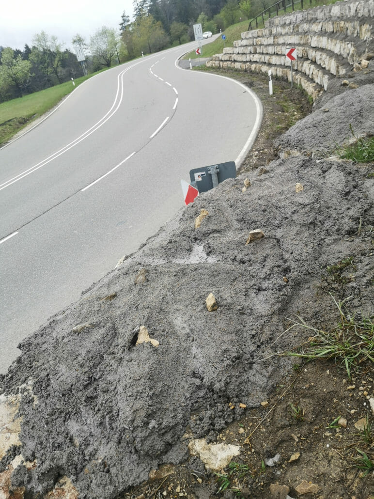 Motorradfahrer sollen von Kurve abgehalten werden 1 IMG 20210512 125829