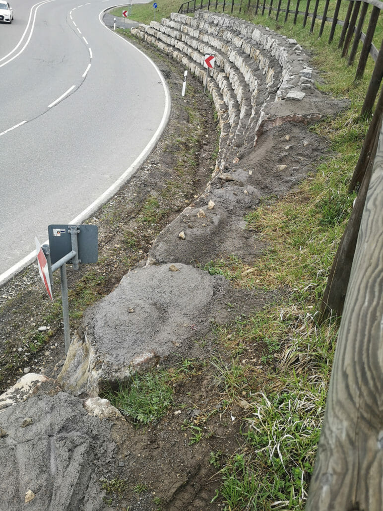 Motorradfahrer sollen von Kurve abgehalten werden 2 IMG 20210512 125834