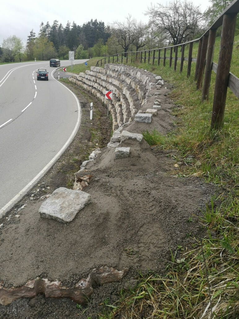 Motorradfahrer sollen von Kurve abgehalten werden 3 IMG 20210512 125842