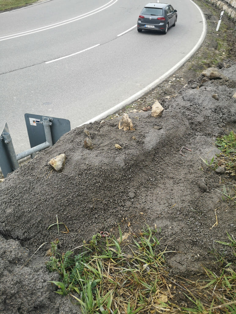 Motorradfahrer sollen von Kurve abgehalten werden 4 IMG 20210512 125850