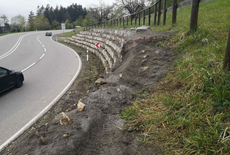 Motorradfahrer sollen von Kurve abgehalten werden 39 IMG 20210512 125854