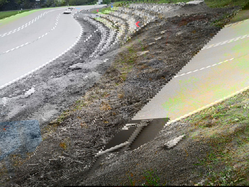 Motorradfahrer sollen von Kurve abgehalten werden 6 IMG 20210512 125901