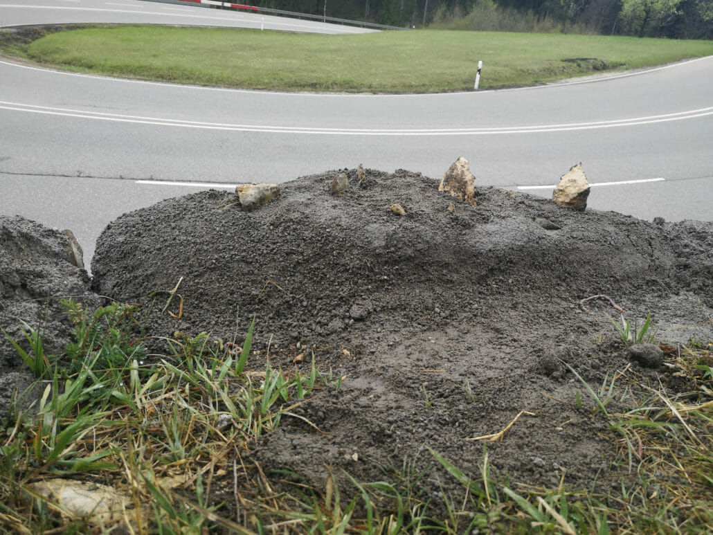 Motorradfahrer sollen von Kurve abgehalten werden 7 IMG 20210512 125907