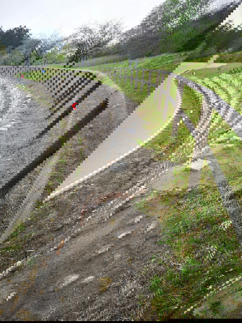 Motorradfahrer sollen von Kurve abgehalten werden 8 IMG 20210512 125921