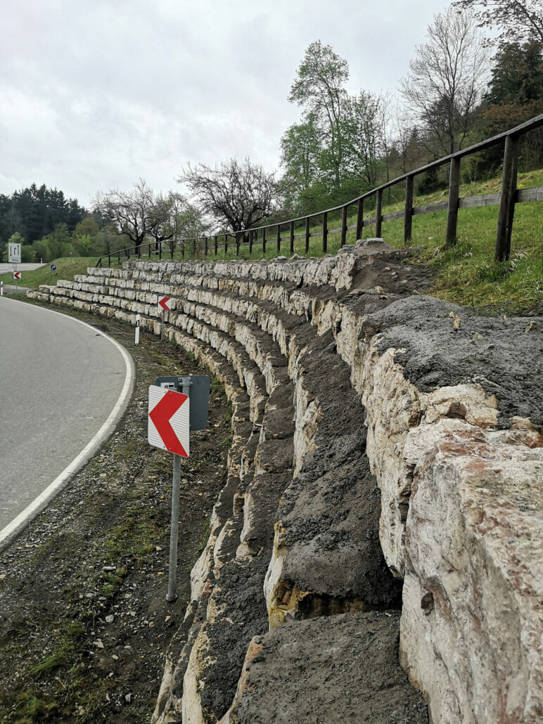 Motorradfahrer sollen von Kurve abgehalten werden 9 IMG 20210512 125935