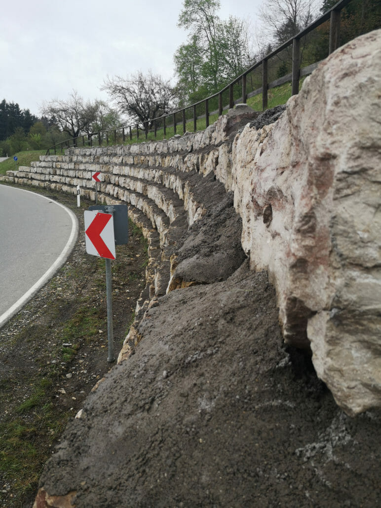 Motorradfahrer sollen von Kurve abgehalten werden 10 IMG 20210512 125938