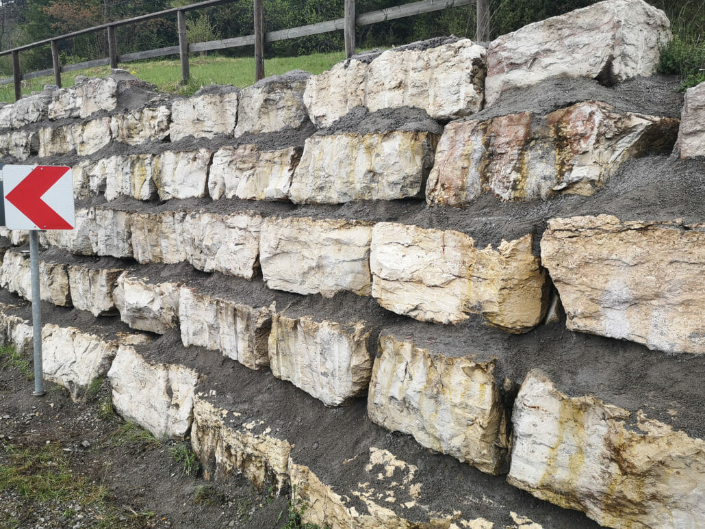 Motorradfahrer sollen von Kurve abgehalten werden 11 IMG 20210512 130003