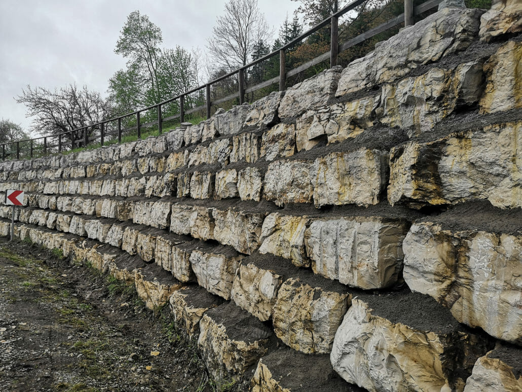 Motorradfahrer sollen von Kurve abgehalten werden 12 IMG 20210512 130010
