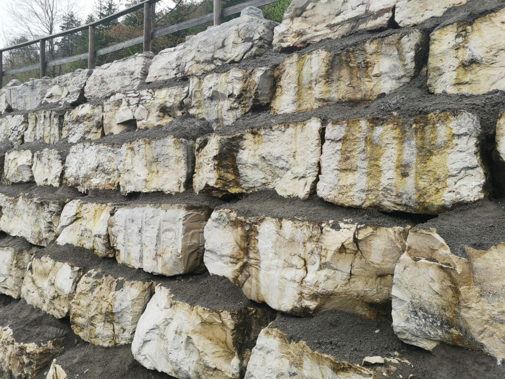 Motorradfahrer sollen von Kurve abgehalten werden 13 IMG 20210512 130012