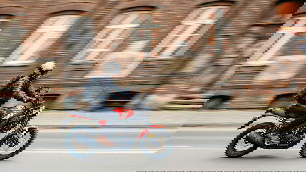 Yamaha introduces the XSR125, the latest Faster Son model. 19 Yamaha XSR125 2021 19 1