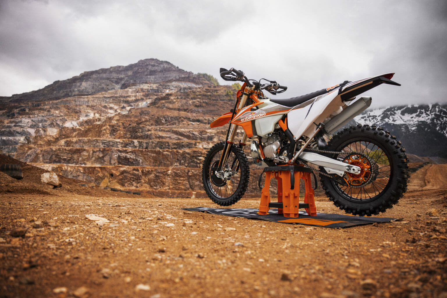KTM Enduros Under Suspicion: What Really Lies Behind the “Alibi Registration” KTM 300 EXC TPI ERZBERGRODEO 50