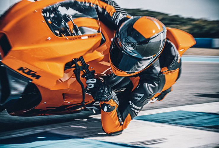 KTM RC 8C nach 5 Minuten ausverkauft 42 KTM RC8 C 55