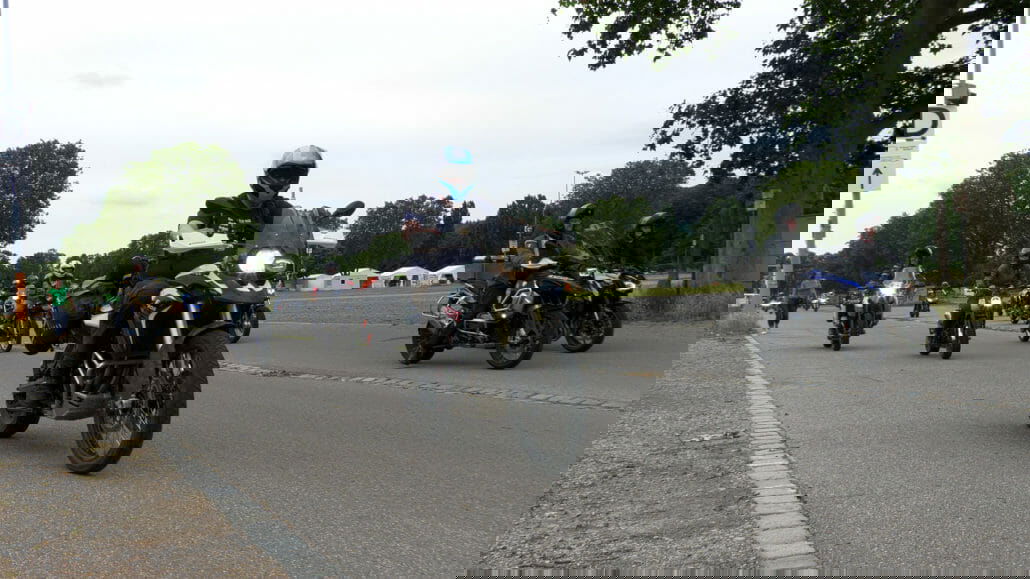 Tausende von Motorradfahrern demonstrieren bundesweit für ihr Recht 1 Sequenz 44.00 00 34 08.Standbild002