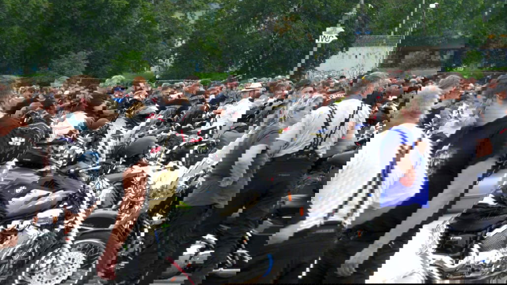 Tausende von Motorradfahrern demonstrieren bundesweit für ihr Recht 2 Sequenz 44.00 02 38 52.Standbild007